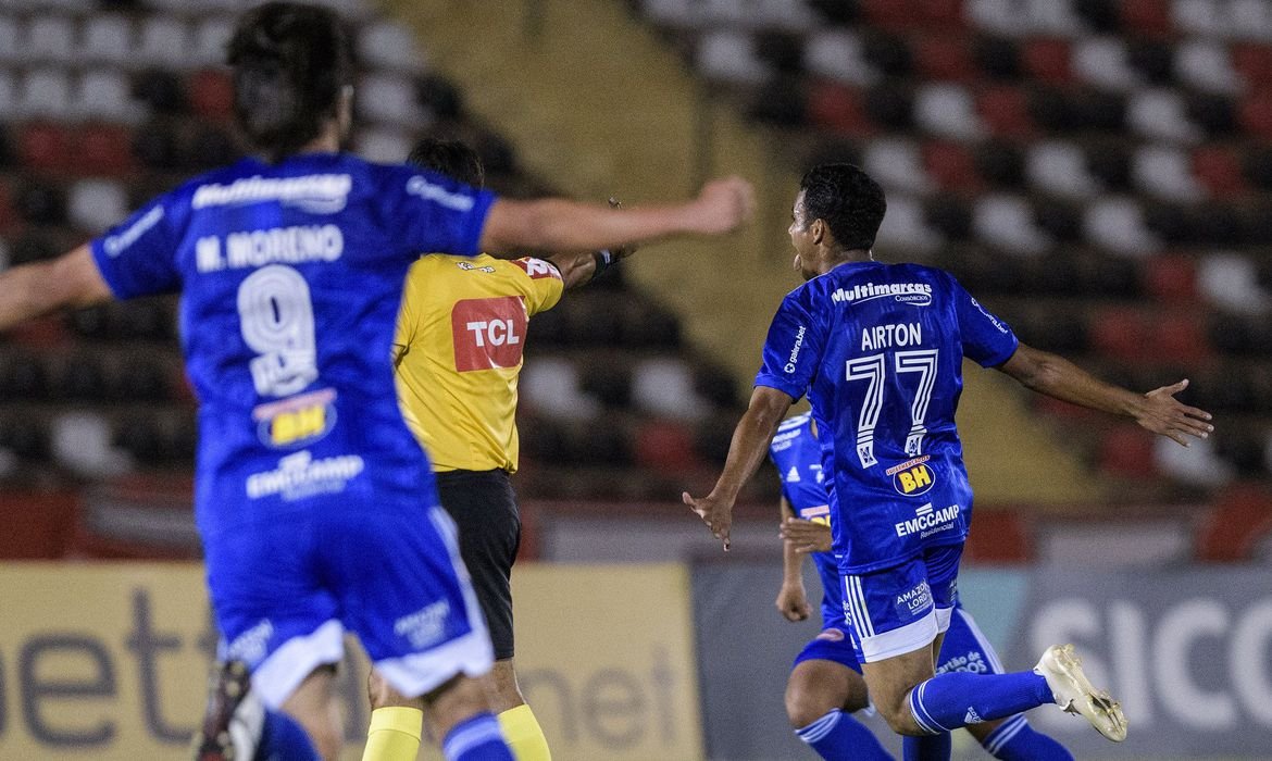 Cruzeiro vence a terceira com Felipão e respira na Série B