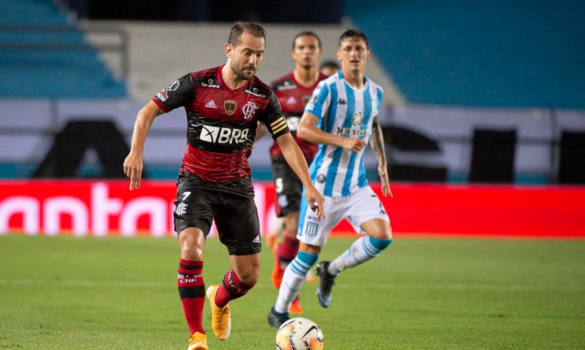 Libertadores: com um a menos, Flamengo segura empate com Racing