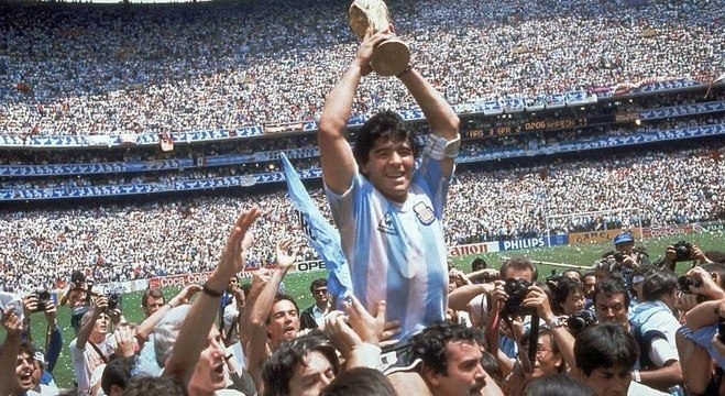Luto: mito Maradona morre aos 60, informa imprensa argentina