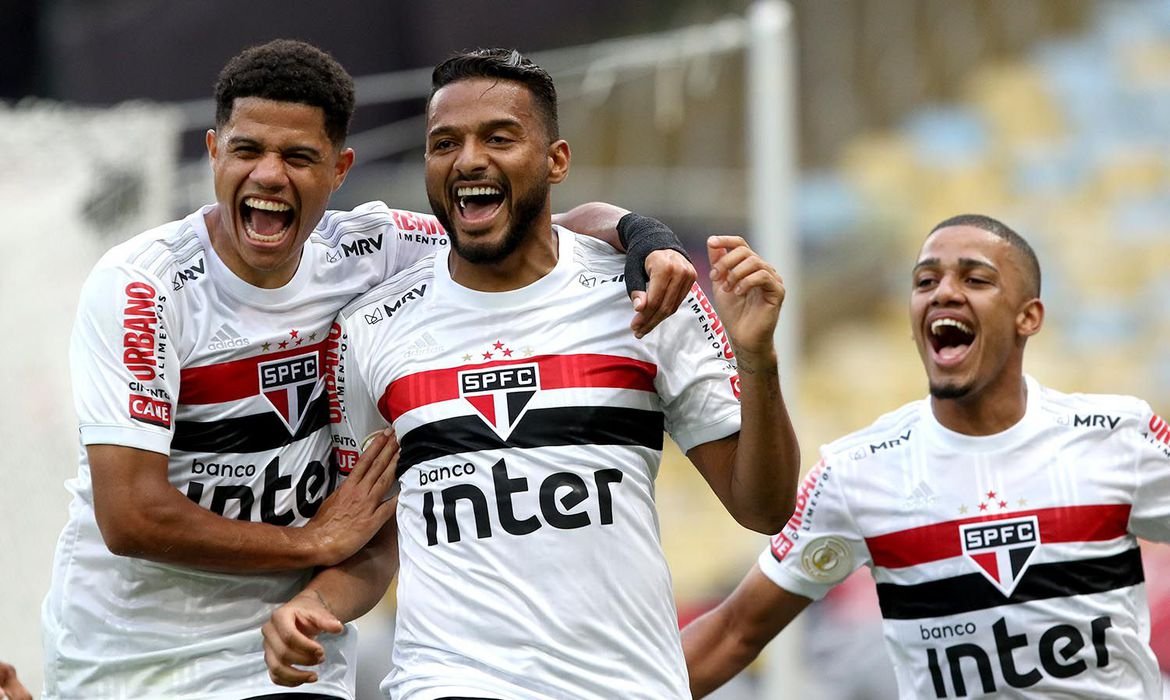 Goleada com show de Volpi