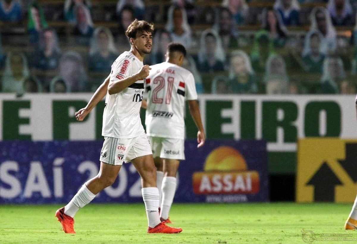 São Paulo vence o Goiás e assume a liderança do Campeonato Brasileiro.