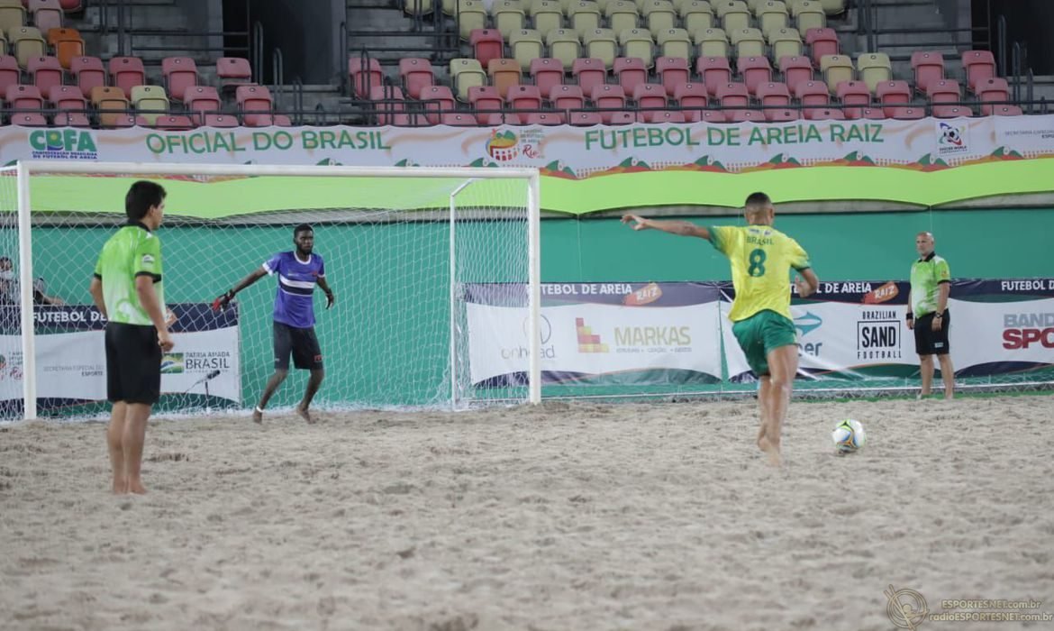 Nos pênaltis, Brasil elimina Angola e pega Uruguai na semifinal