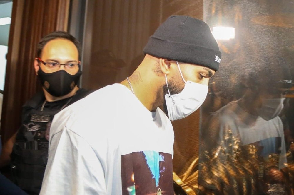 Polícia realiza operação em cassino clandestino e Gabigol se esconde embaixo de mesa