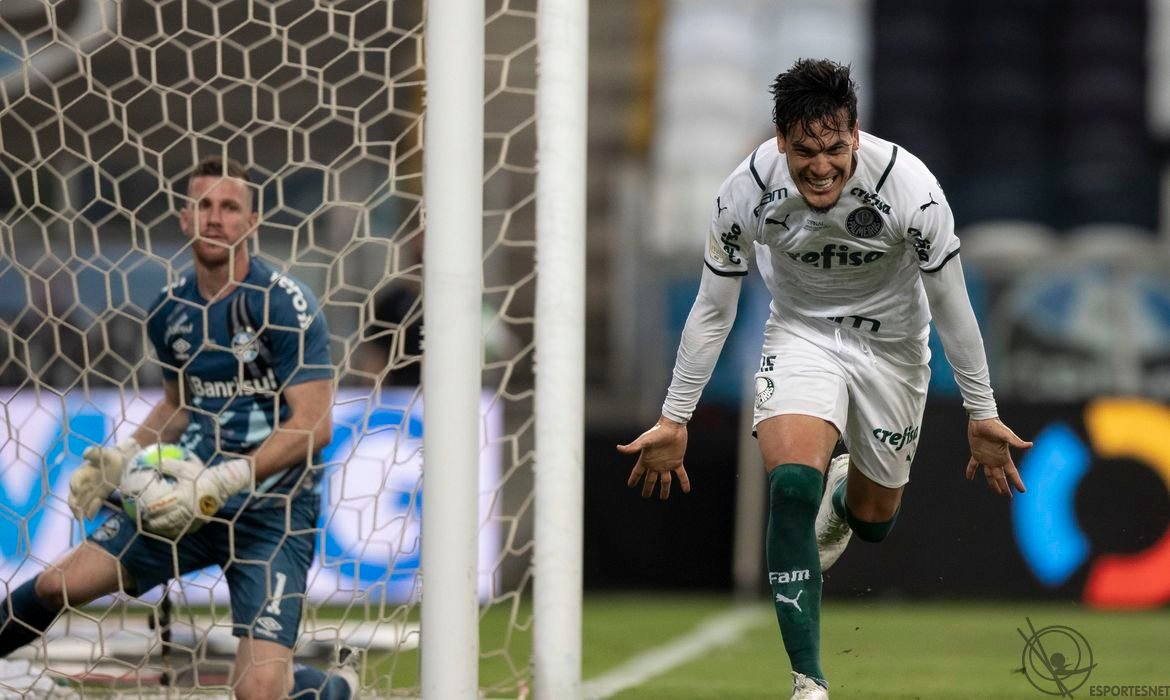 Com um a menos, Palmeiras vence Grêmio e esta a um empate do título