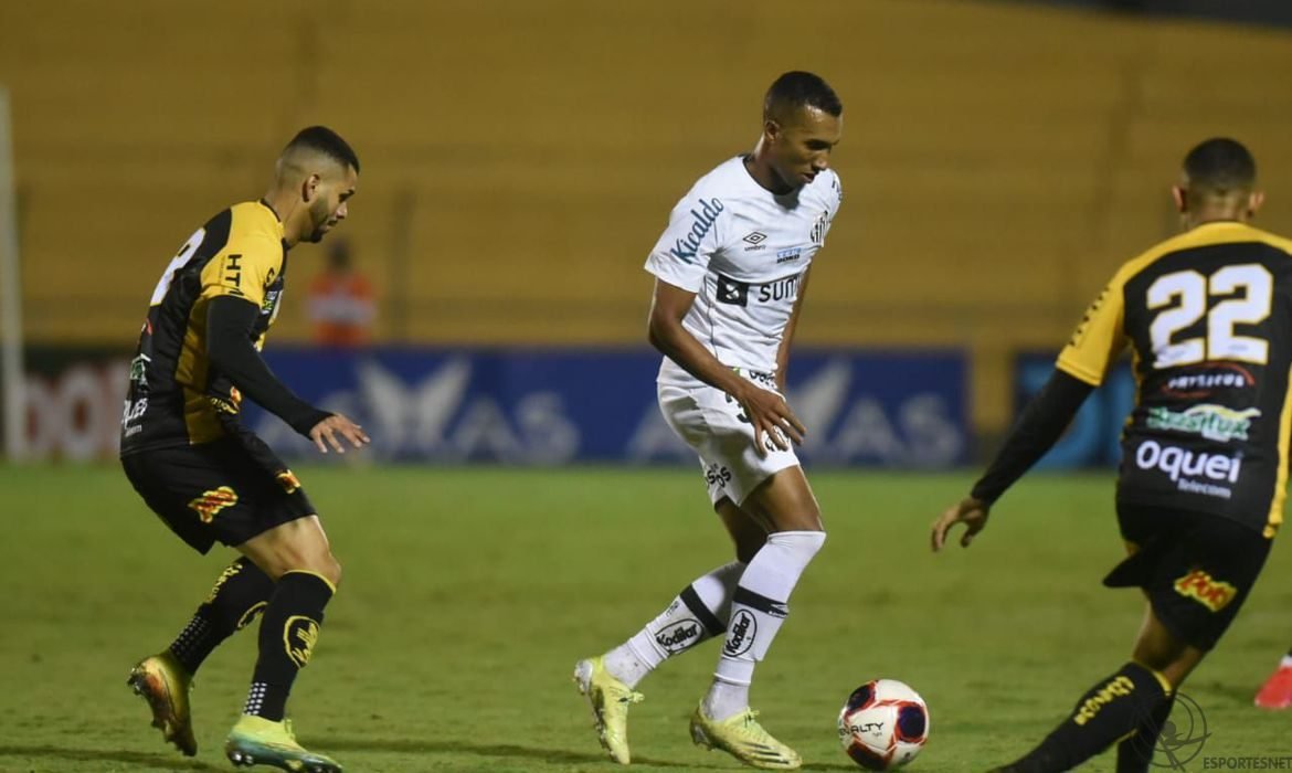 Santos mescla time e perde no Paulista