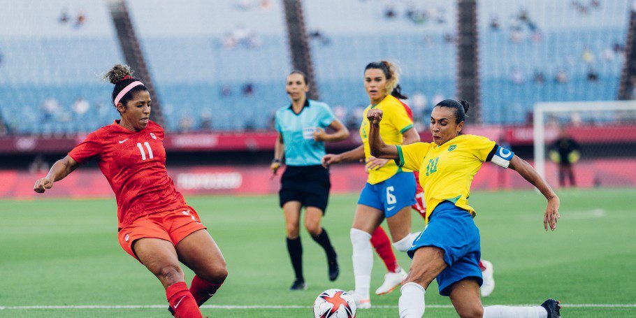 Marta pela seleção feminina de futebol