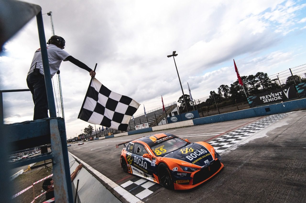 Felipe Baptista vence corrida 1 e amplia liderança no campeonato