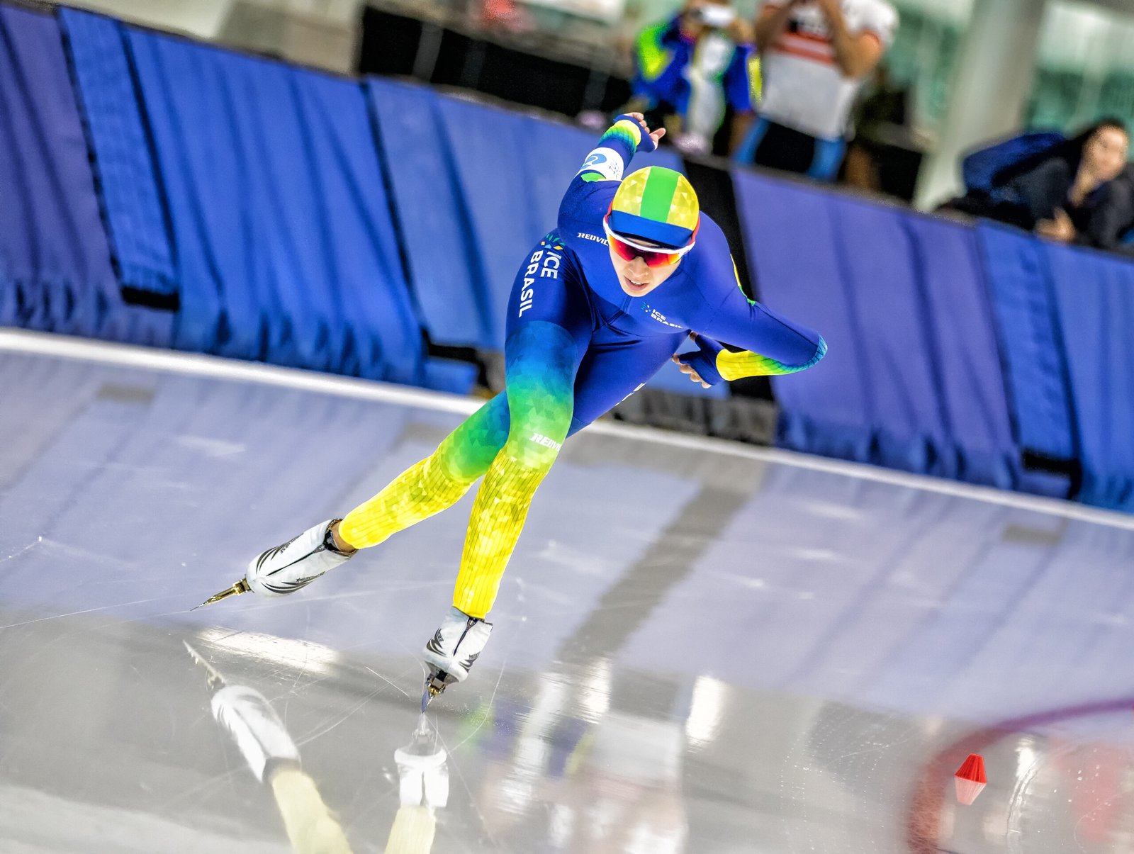 Larissa Paes mostra evolução na patinação de velocidade no gelo
