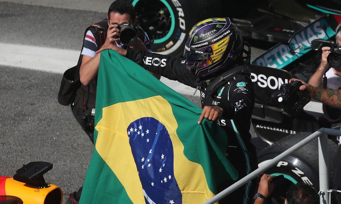 Épico: Hamilton da aula de pilotagem, vence GP de São Paulo e coloca mais emoção na disputa do título