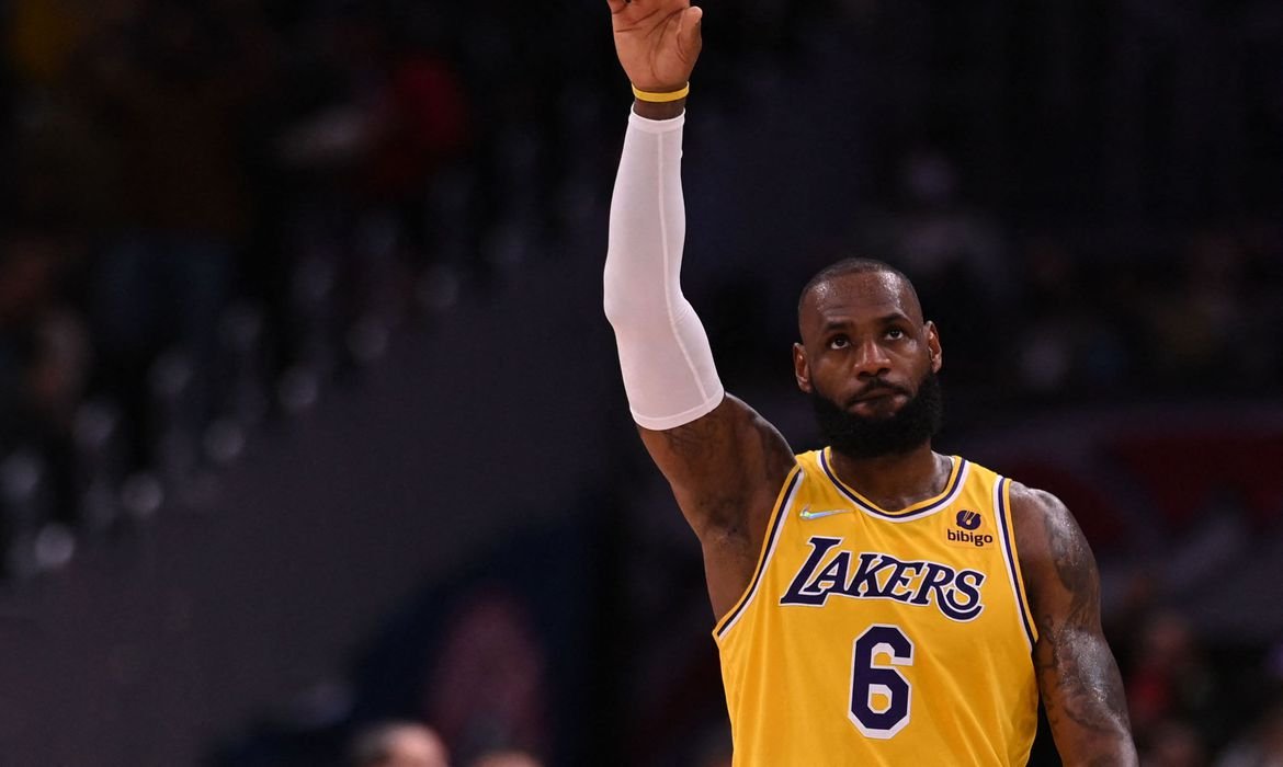 LeBron segue fazendo história na NBA, agora é o segundo maior cestinha