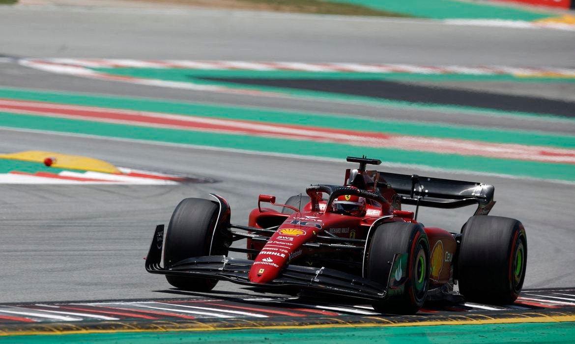 Leclerc domina treinos e garante pole “em casa”