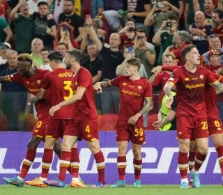 Com gol de Zaniolo, Roma vence o Feyenoord e conquista o título da Conference League