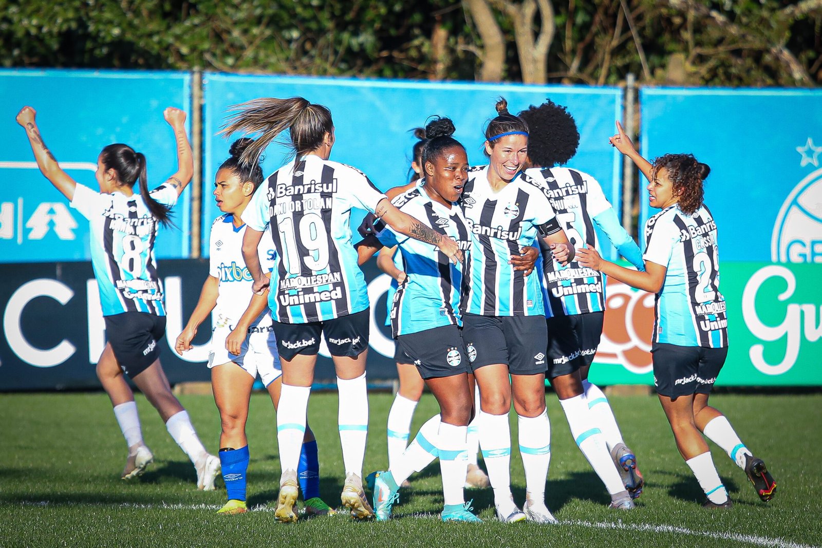 Gurias do Grêmio vencem Kindermann e seguem na luta pelo G8 do Brasileirão