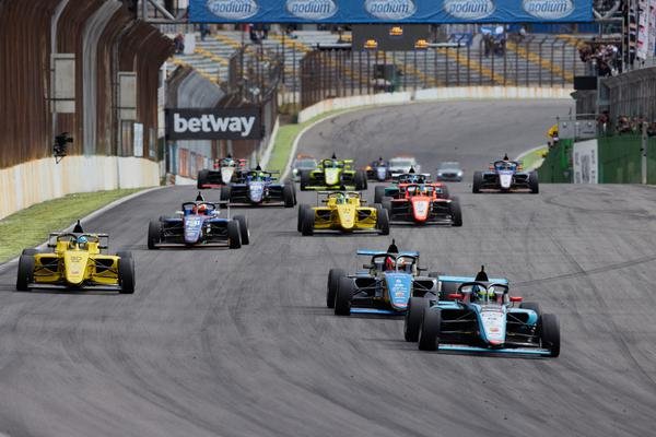 Pedro Clerot e Nicolas Giaffone vencem na F4 Brasil em Interlagos