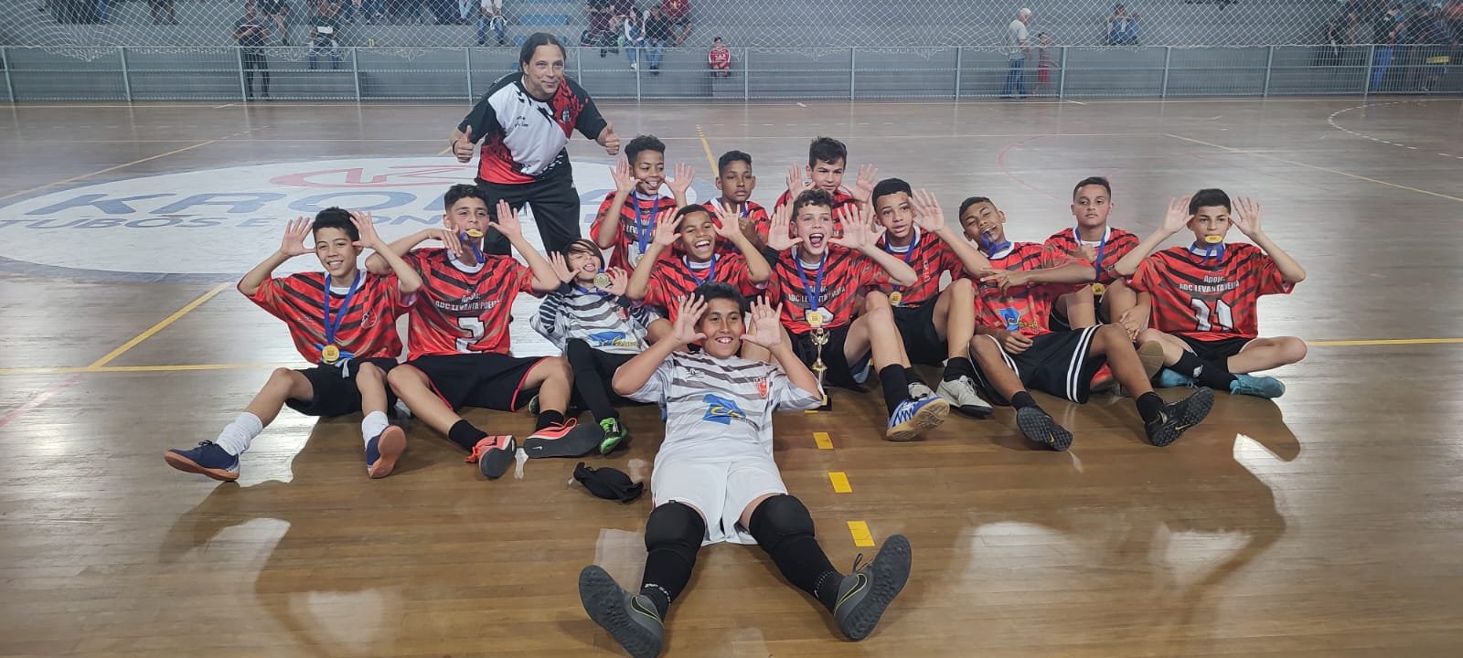 Copa SEMEL integra times das escolinhas de futsal da Prefeitura de Taboão da Serra