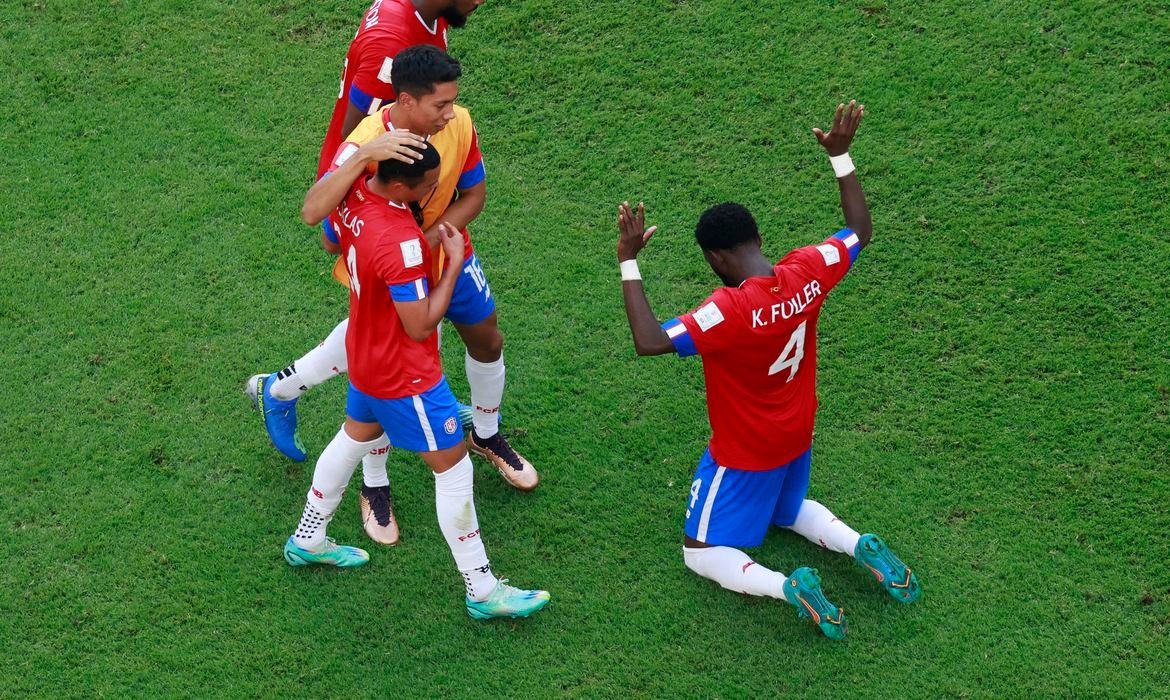 Japão vacila e Costa Rica vence e ganha sobrevida na Copa