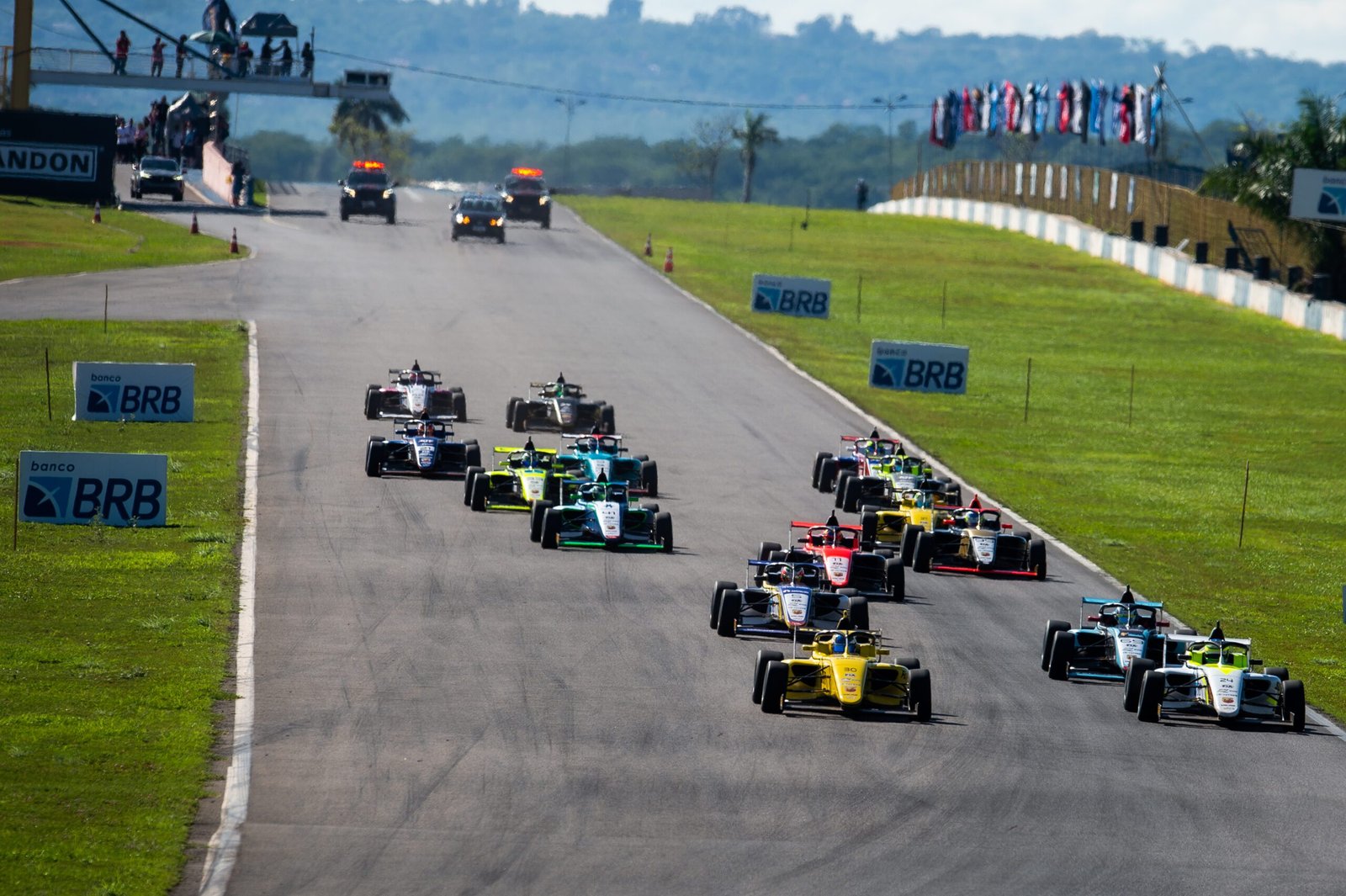 Clerot põe a mão na taça. Barrichello e Giaffone vencem na F4 Brasil em Goiânia