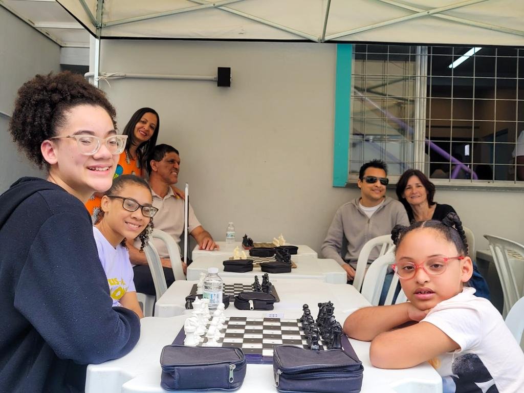 Estudantes com deficiência visual da EMEF Francisco Ferreira Paes de Taboão da Serra competem em torneio de xadrez
