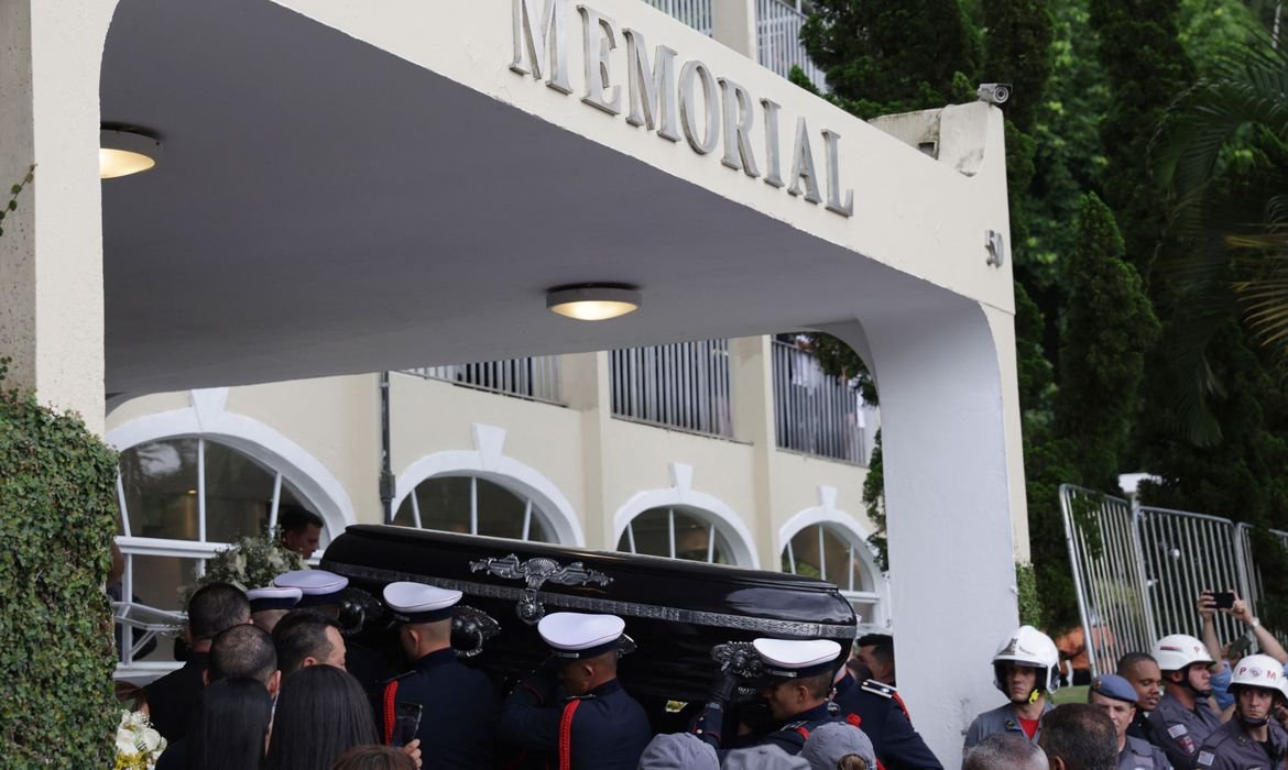 Após homenagens pela cidade de Santos, Rei Pelé é sepultado