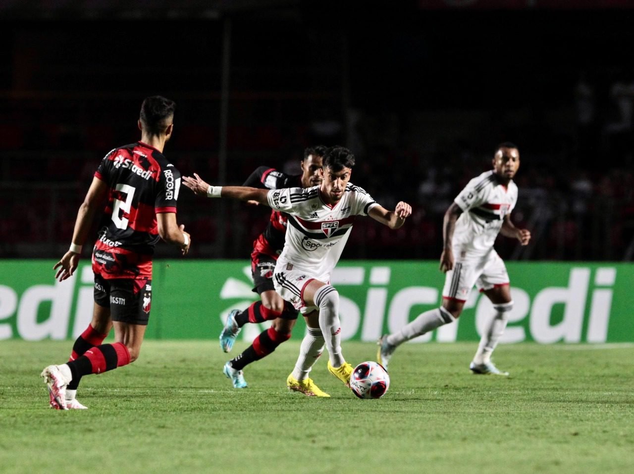 Pedrinho fala da estreia com a camisa do São Paulo