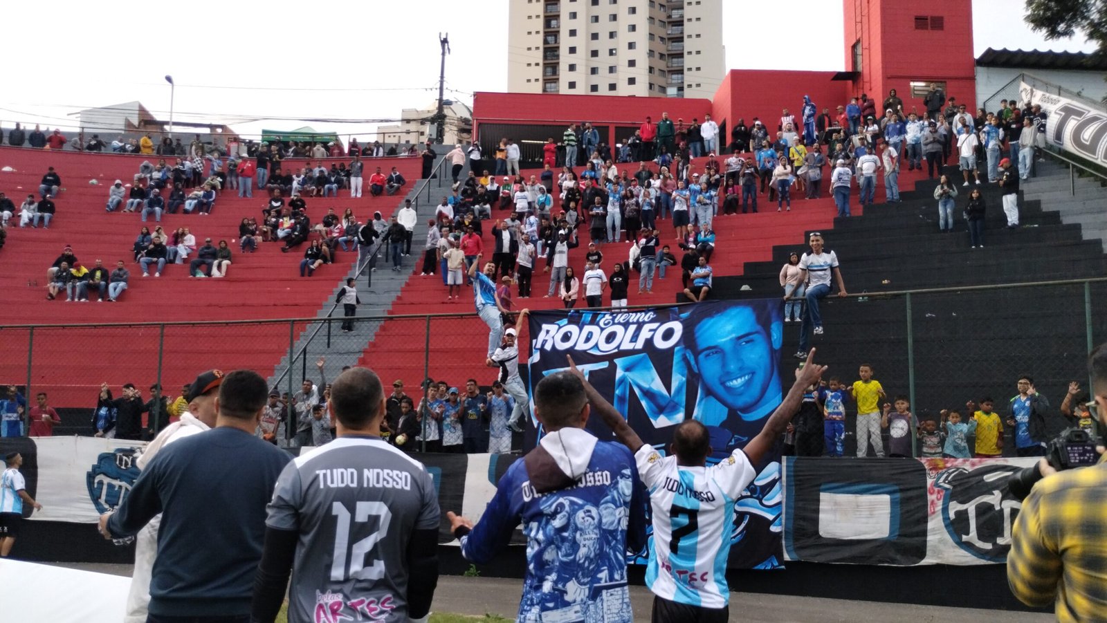 Tudo Nosso leva a taça de Campeão da 1ª Divisão de Futebol de Taboão da Serra