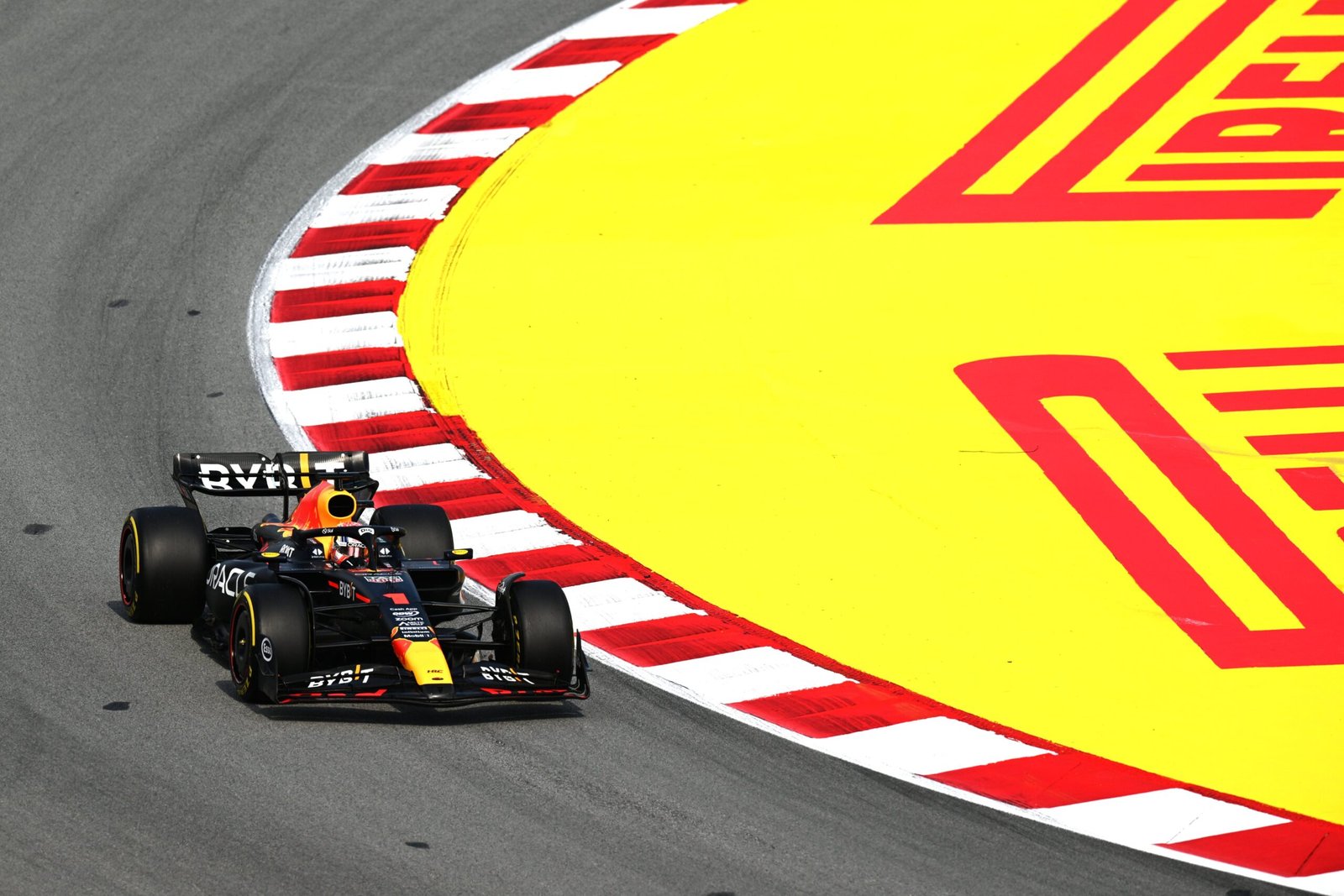 Sobrando. Verstappen é pole do GP da Espanha