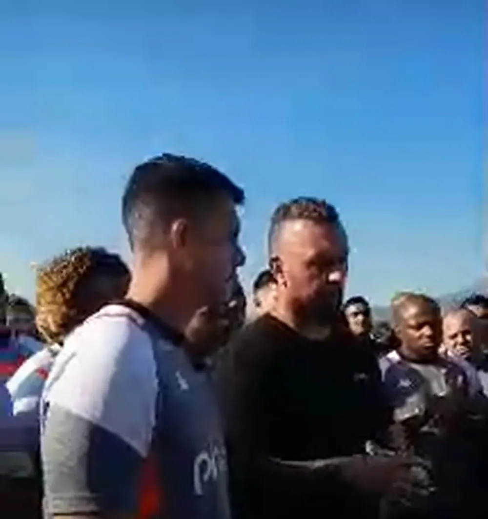 Facção organizada do Vasco invade treino do CT Moacyr Barbosa para cobrar Barbiere e o elenco Vascaíno.