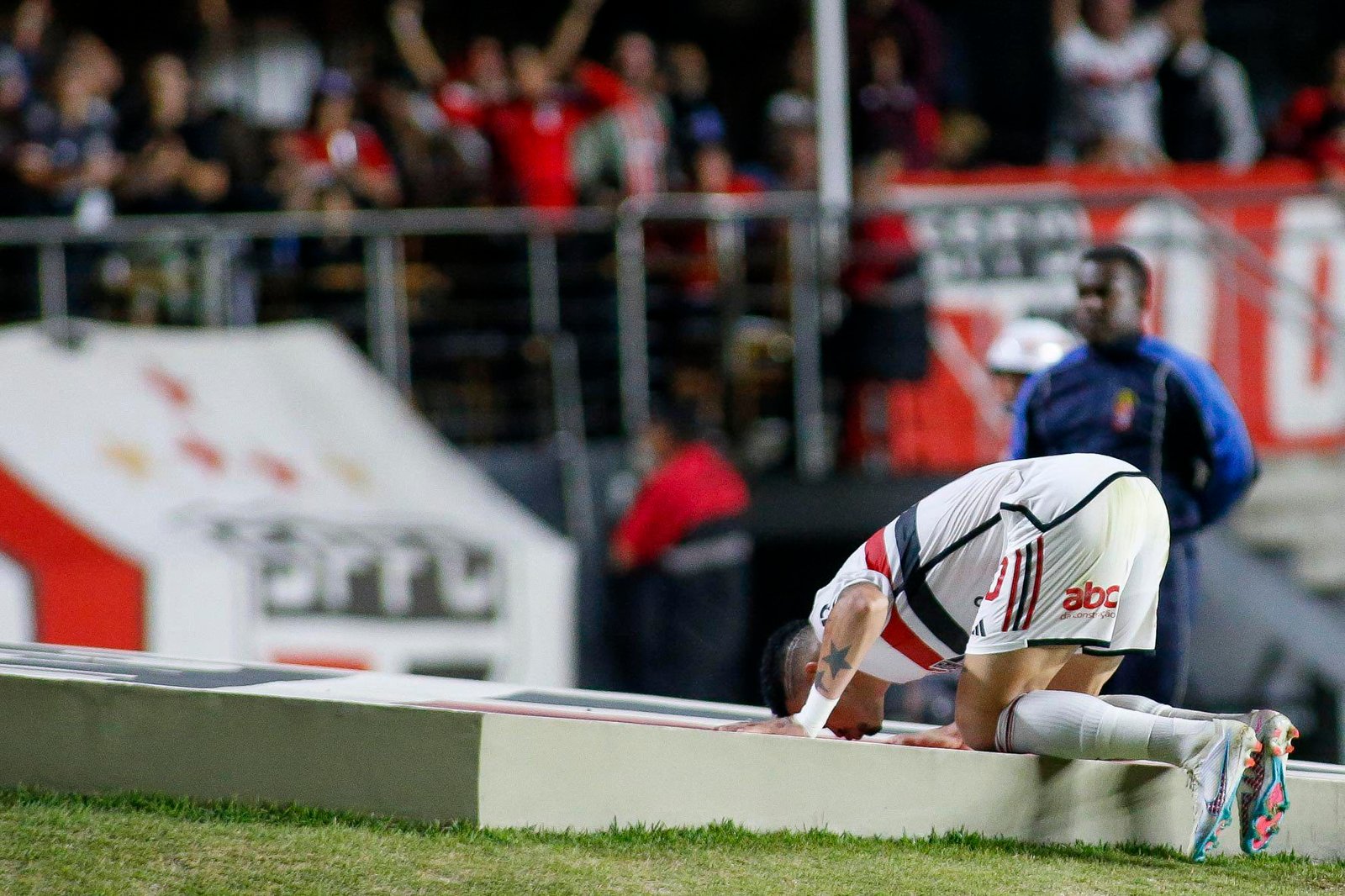 No clássico dos tricolores, o do Morumbi venceu o das Laranjeiras por 1 a 0