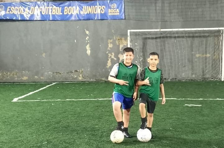 Lutando pelo sonho de jogar futebol, garotos de 9 anos ajudam família na feira
