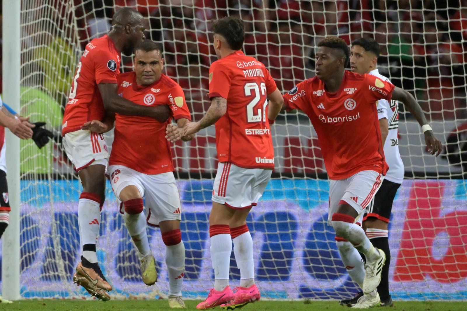 Noite mágica do futebol, Libertadores e Sul-americana tem classificações históricas