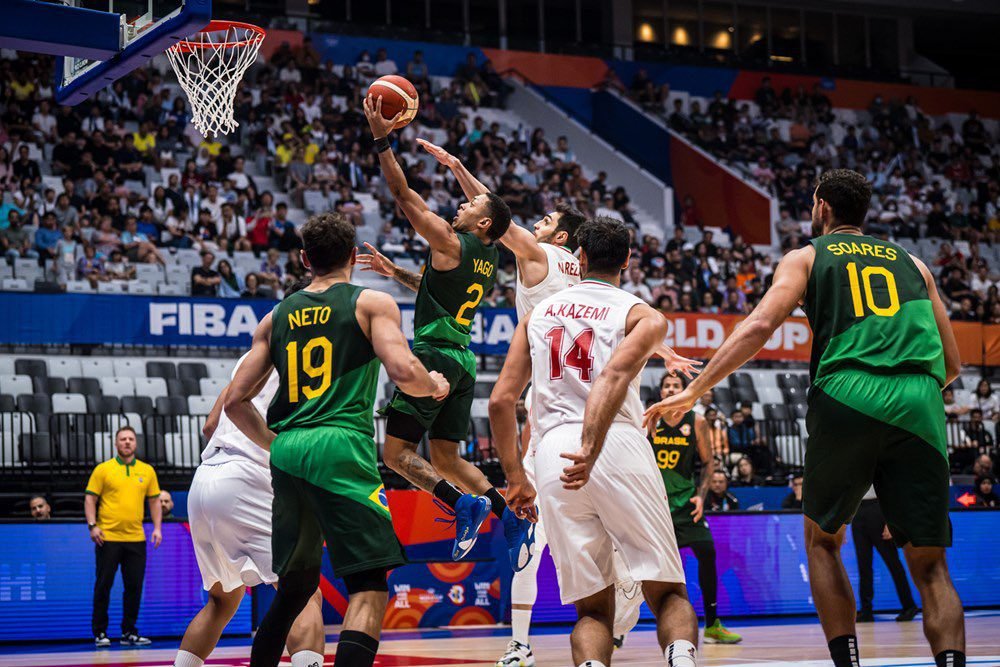 Brasil detona Irã na estreia da Copa do Mundo de Basquete Masculino