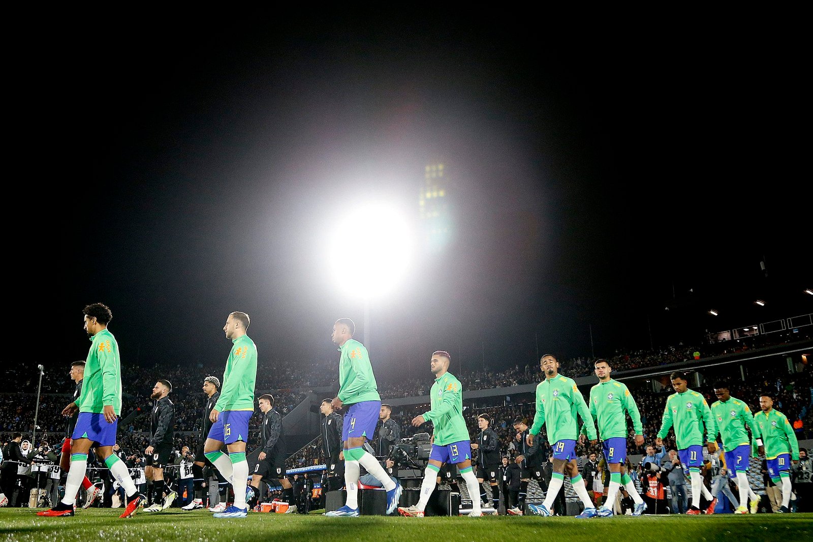 Passou recibo. Brasil é dominado pelo Uruguai e cai na tabela das eliminatórias