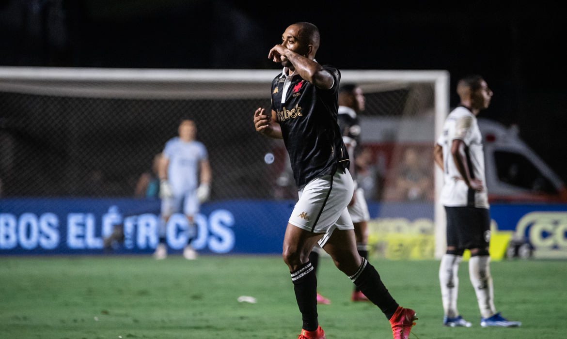 Vasco vence Fogão e deixa alviverdes animados