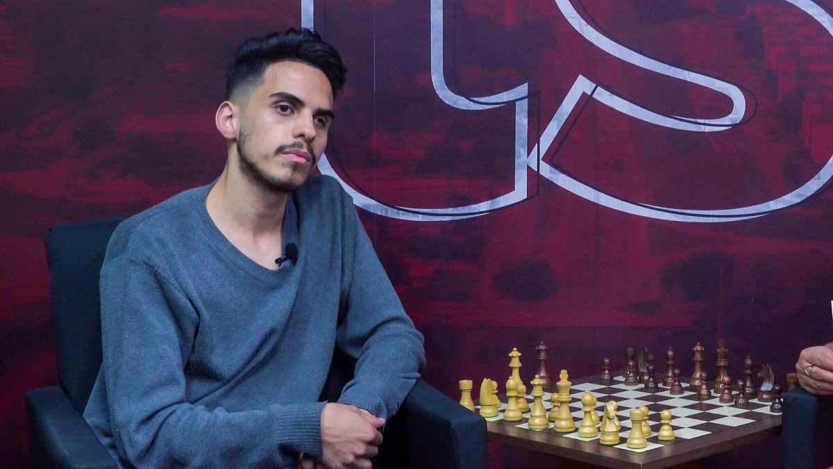 Estudante vence mestre internacional de xadrez