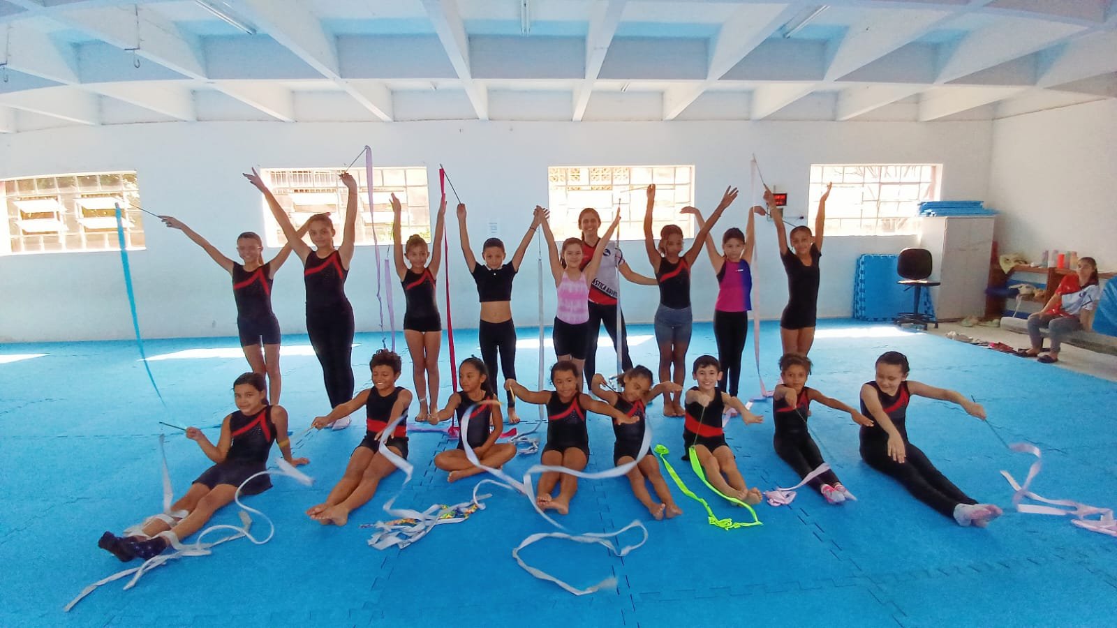 Aula de Ginástica Artística traz mudanças à vida de crianças em Taboão da Serra
