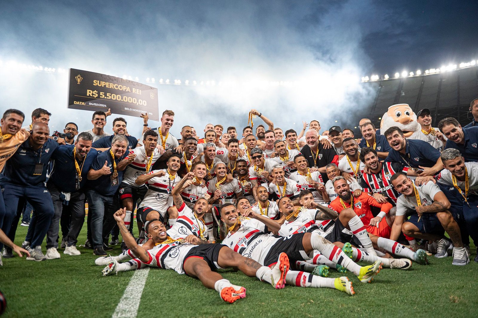 São Paulo bate Palmeiras e vence a Supercopa do Brasil pela 1ª vez