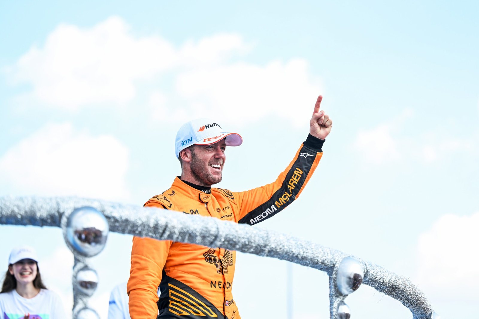 Sam Bird conquista primeira vitória da McLaren na Fórmula E com ultrapassagem espetacular na última volta