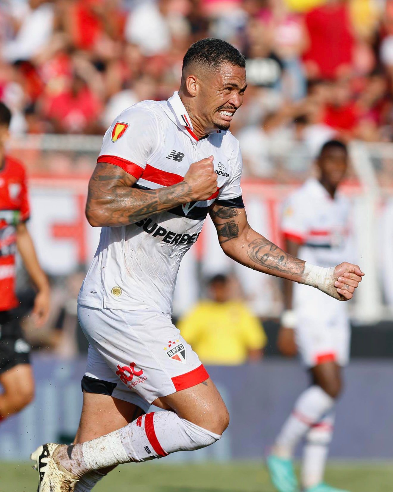 São Paulo avança para as quartas de final do Paulistão em jogo tenso