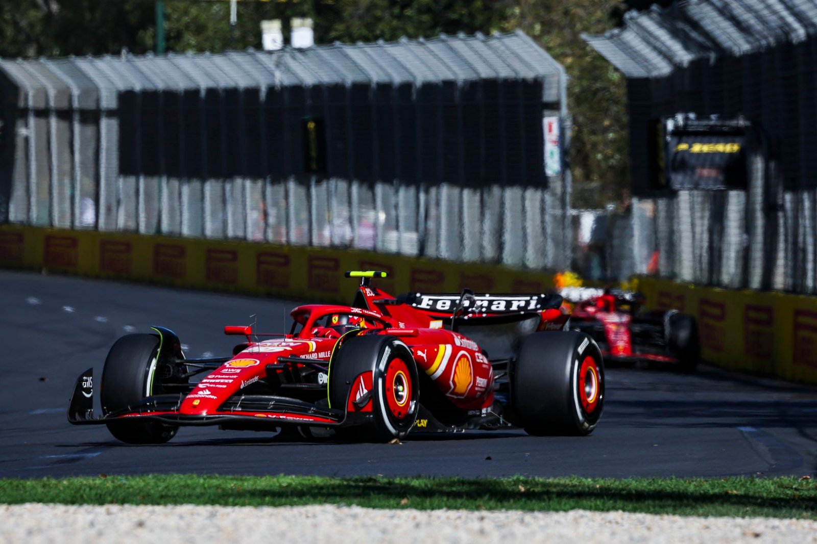 Carlos Sainz vence o GP da Austrália após problemas de Verstappen