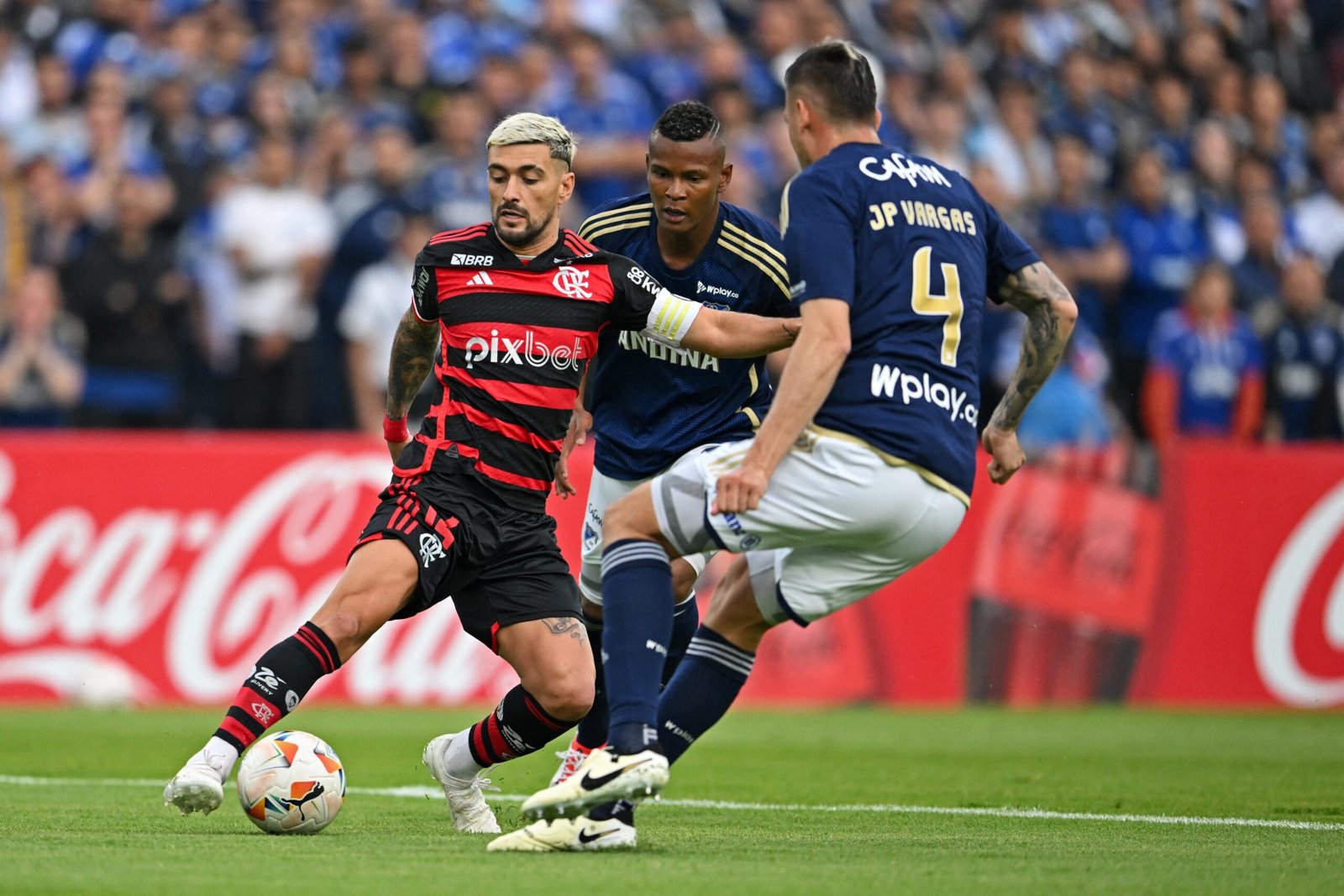 Flamengo não aproveita vantagem de um jogador a mais e empata na estreia da Libertadores