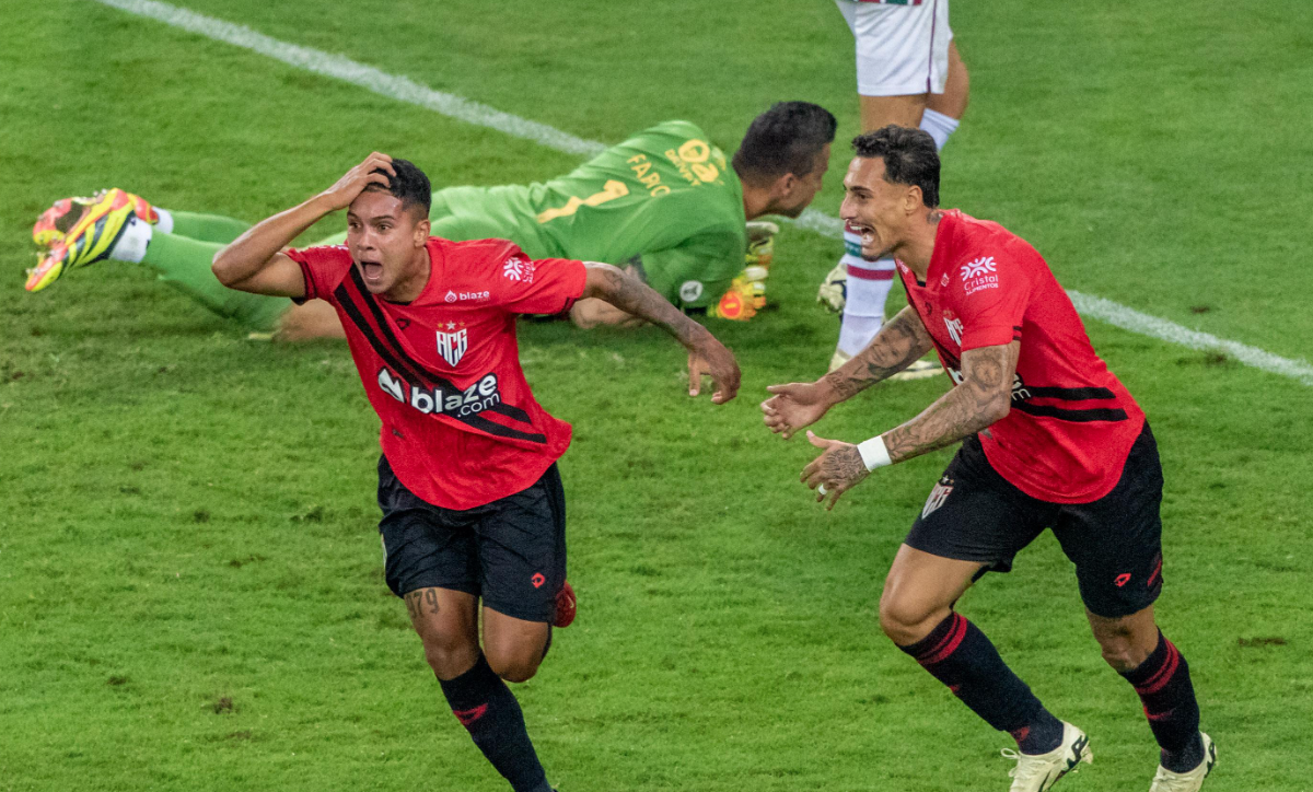 No último lance Atlético-GO vence o Fluminense no Maracanã