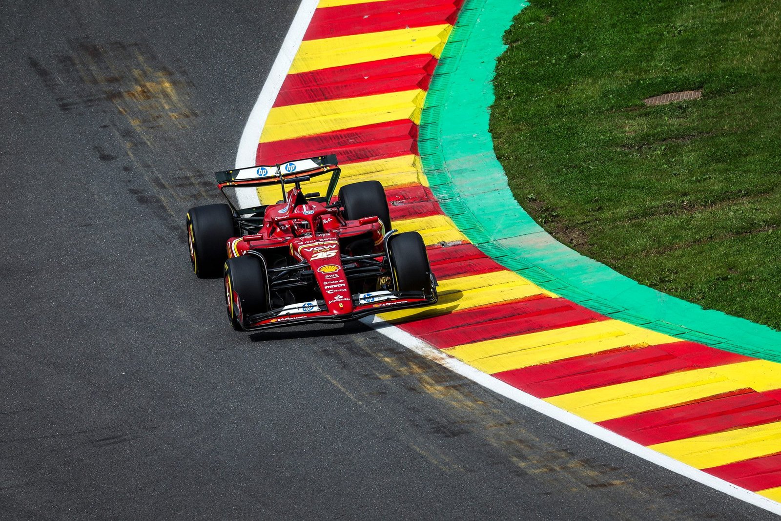 Charles Leclerc Conquista a Pole no GP da Bélgica em Condições Desafiadoras