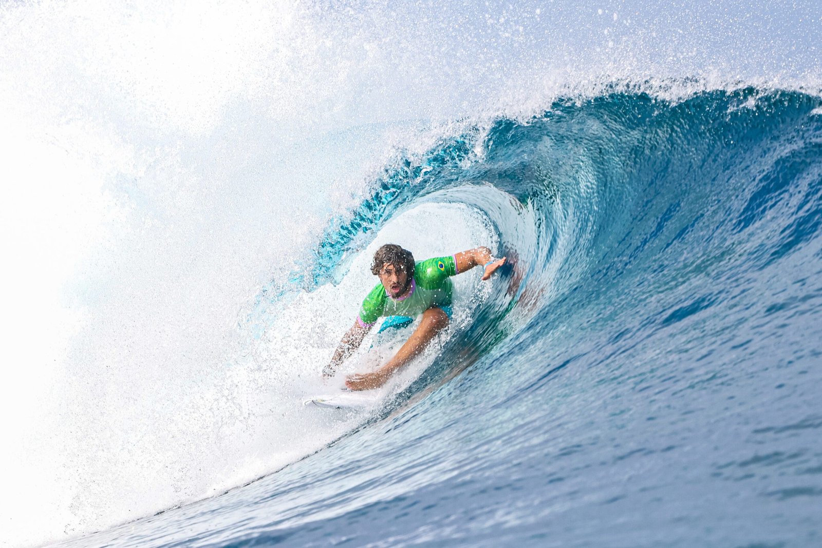 Brasileiros Disputam Medalha de Ouro no Surfe Olímpico em Teahupoo