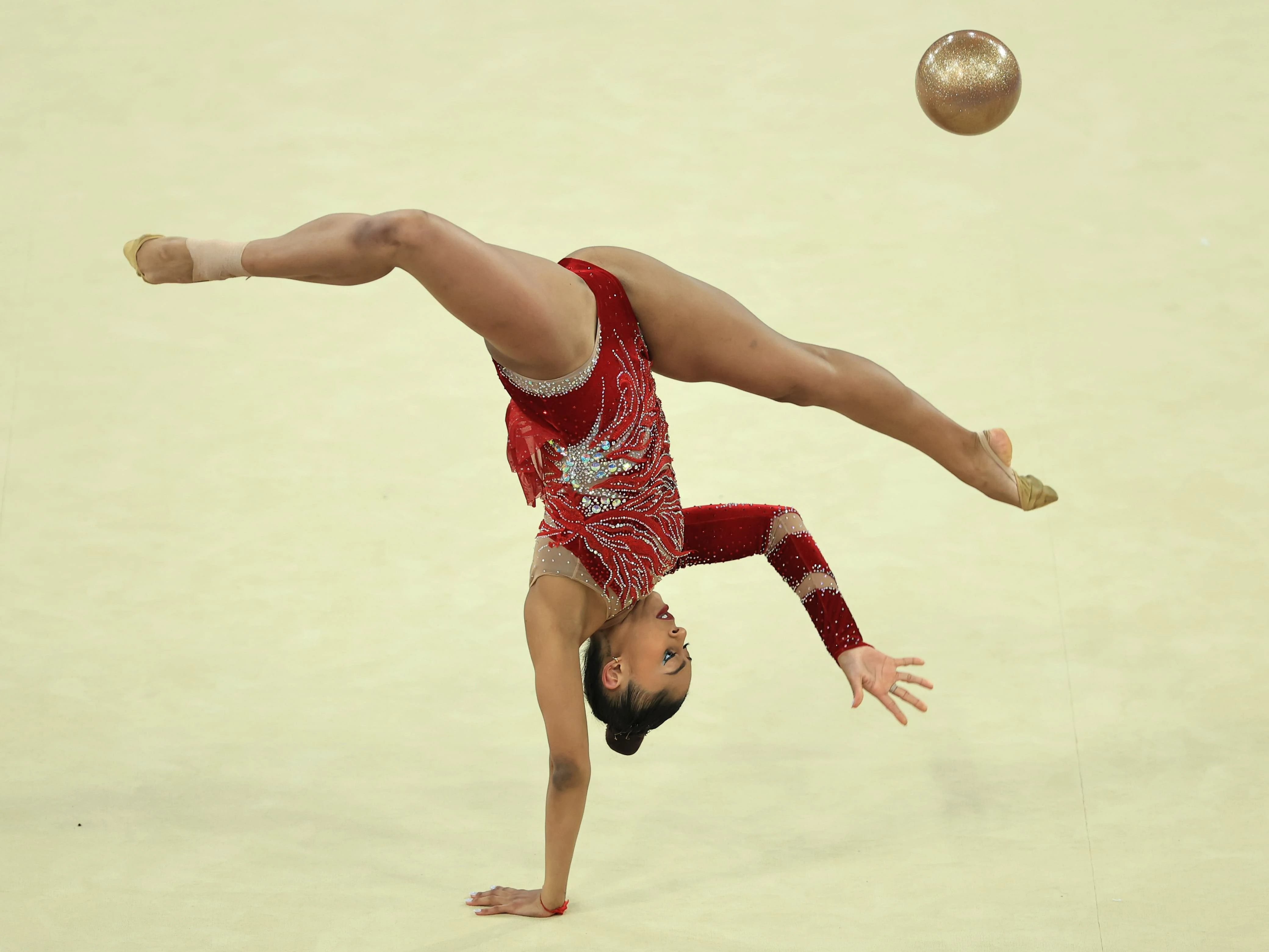 Gigante Bárbara Domingos encerra Paris 2024 com melhor colocação do Brasil na história do individual geral na ginástica rítmica