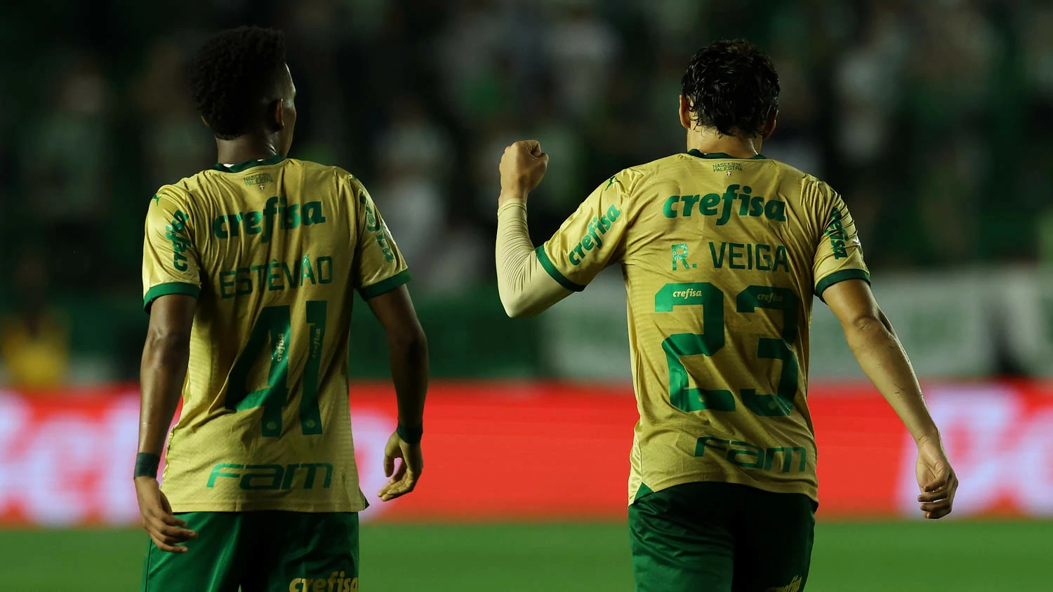 Palmeiras goleia, com três de Veiga e encosta no Botafogo