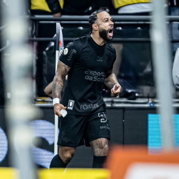 Em noite de golaço de Memphis, Timão vence Athletico e respira na Série A
