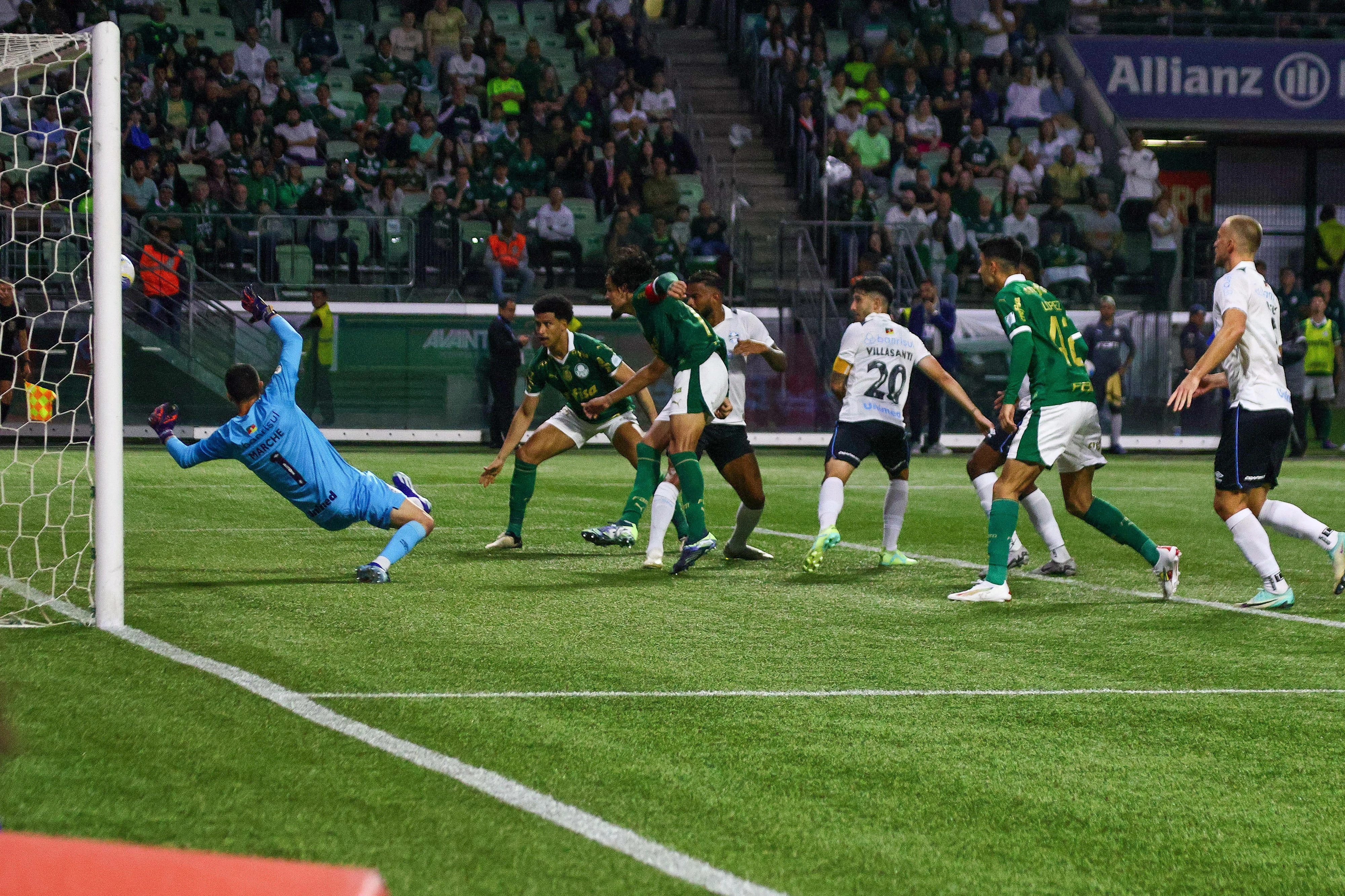 Em noite de protestos, Palmeiras domina jogo e vence Grêmio
