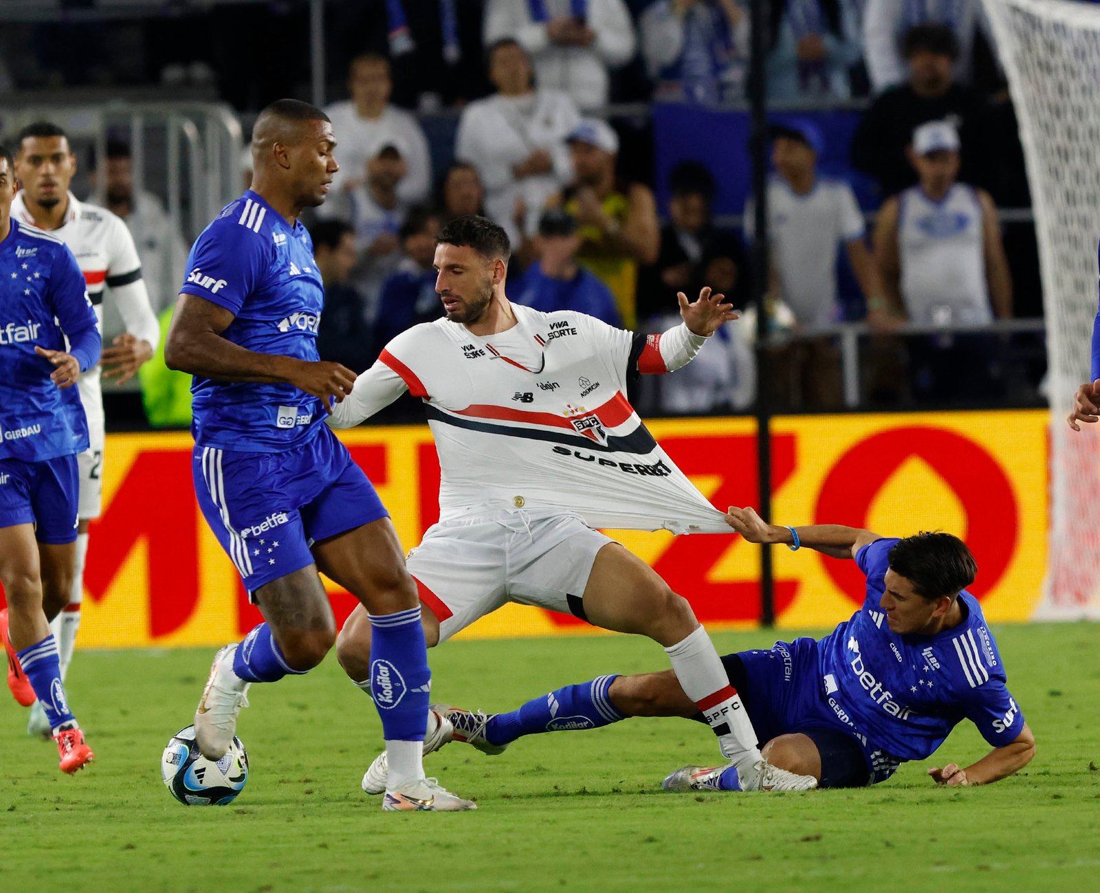 Com estreia de novos jogadores, São Paulo e Cruzeiro ficam no empate.