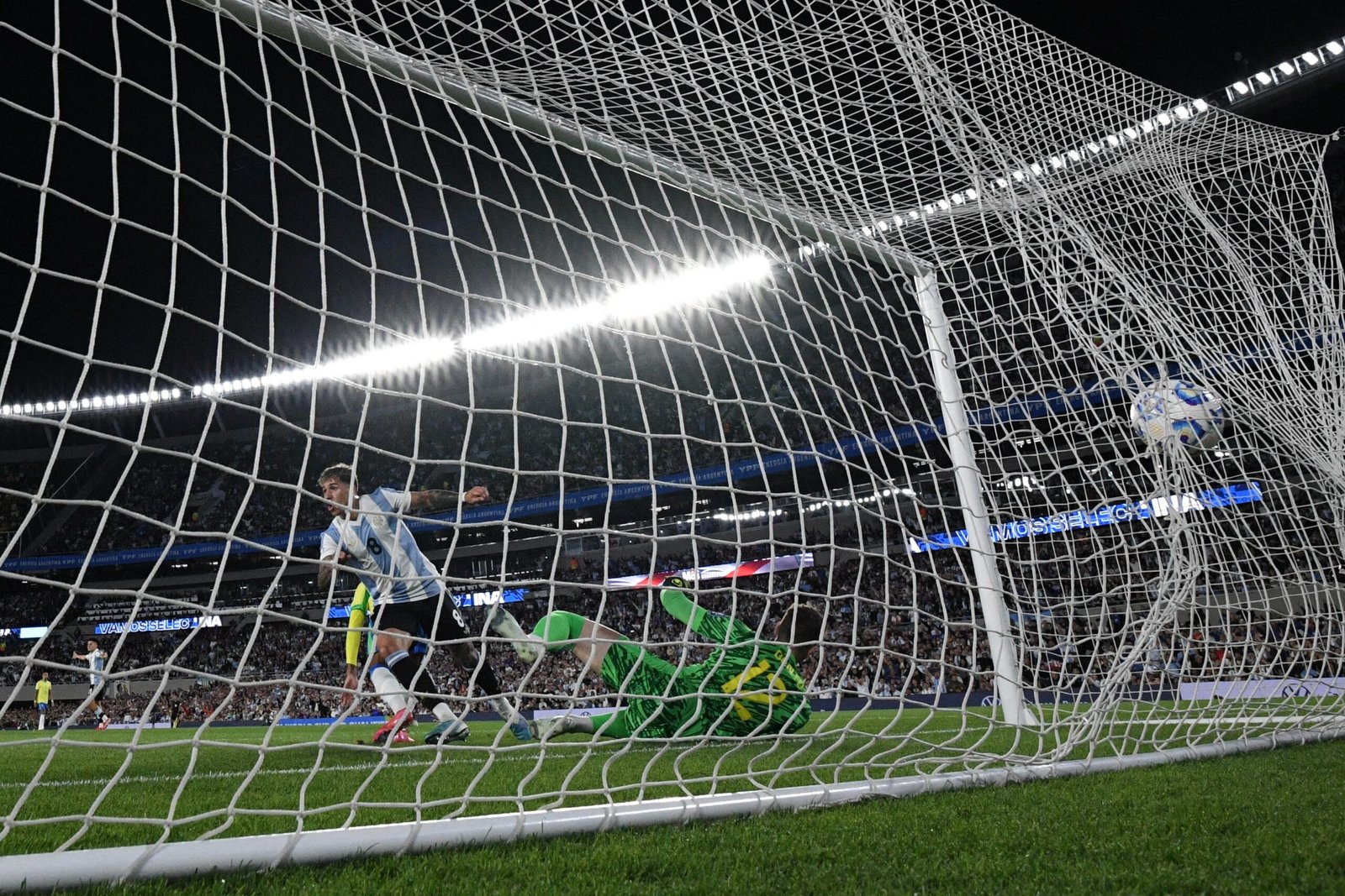 Brasil perde no meio campo e tem sua pior derrota nas eliminatórias.