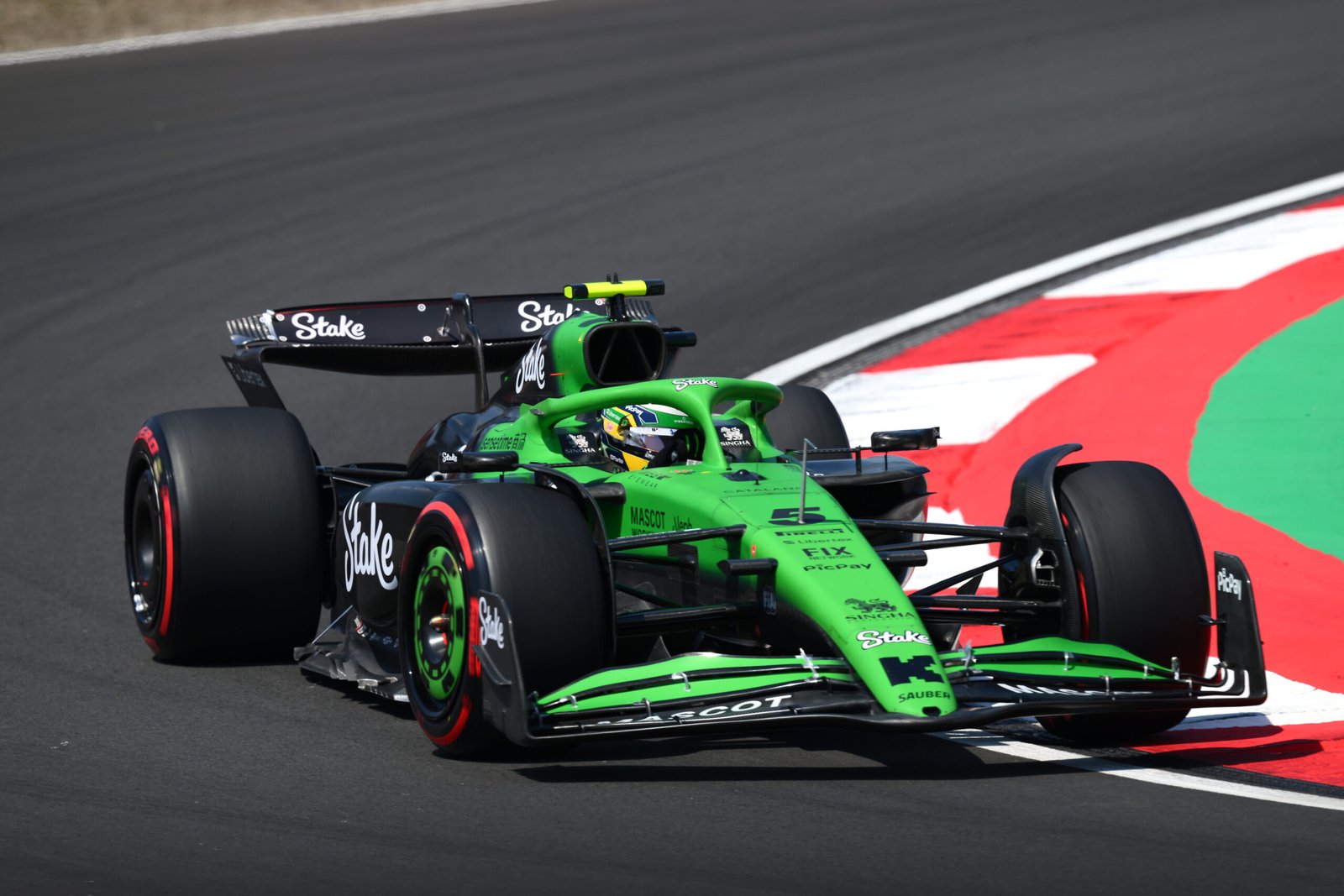 Bortoleto fica em 14° no GP da China após desclasificações